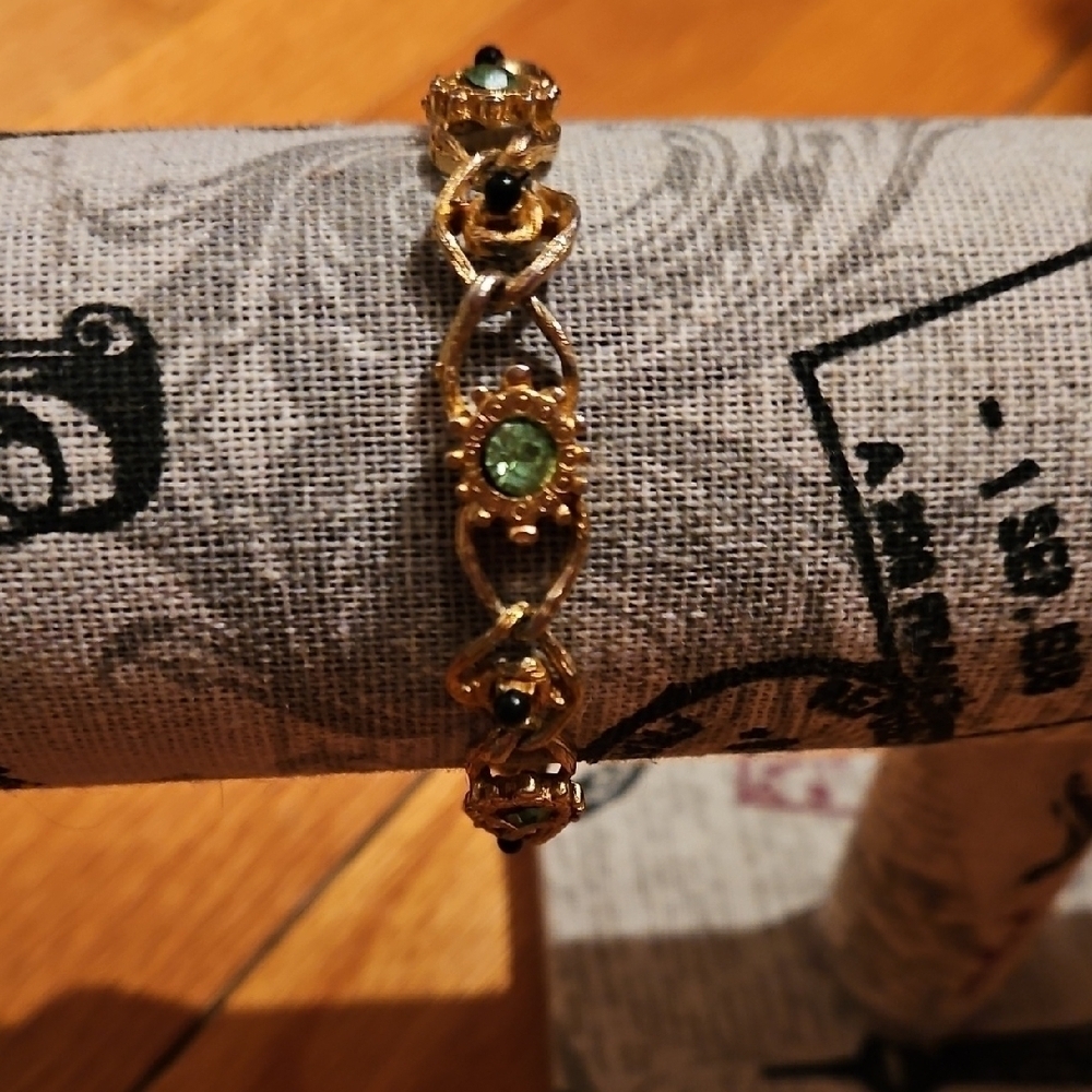 Elegant Vintage Look Gold Tone and Green Gemstone Bracelet